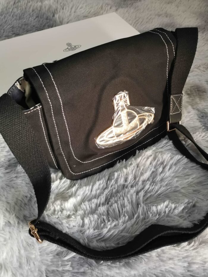 01859025-008E-4E13-812E-1A962CC95AFD_f4bad0e8-a955-4f01-a4d3-aea908333473.jpg black crossbody bag (with box)