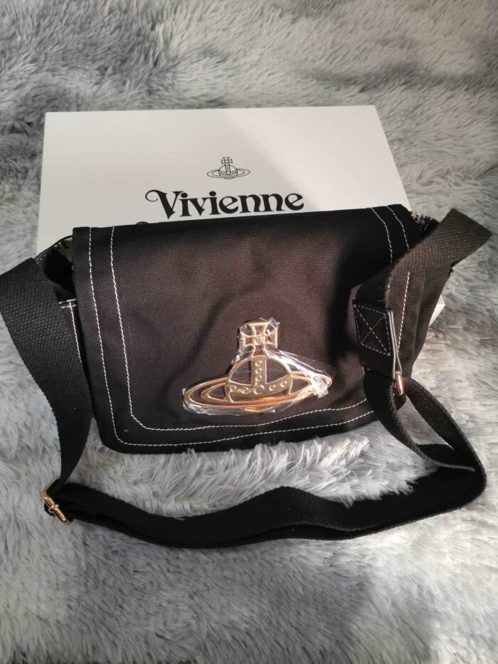 8C2743BC-E63E-464A-85B5-BE5109CC8E62_60879e3b-53e6-4d2b-b7b5-843d7afdd67b.jpg black crossbody bag (with box)