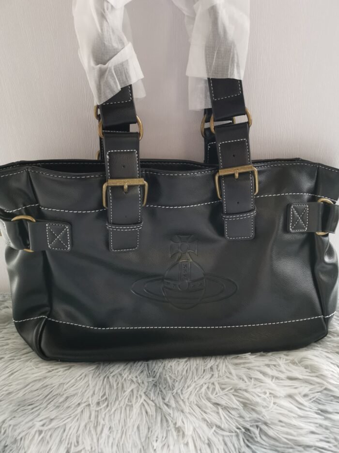 C58BA50C-EDB5-41CA-9B23-1B5F0A1C65B1.jpg leather messenger bag (with dust bag)