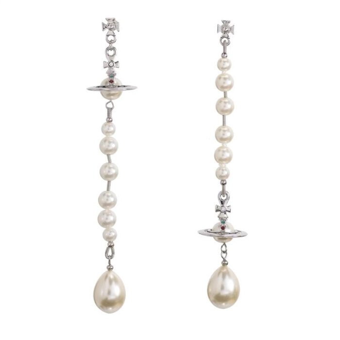 EA431CC5-68D2-4EA2-8E5F-18047A1A3EED.jpg Broken pearl earrings (with box)