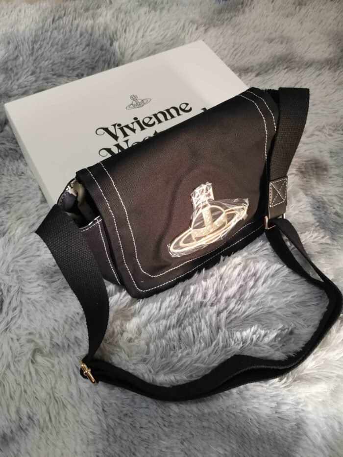 EB05F4CC-2A1A-4B8A-A0A4-94E145B7EC2A_6bf8b963-cb60-4cf1-a9ff-2e5d244c6e64.jpg black crossbody bag (with box)